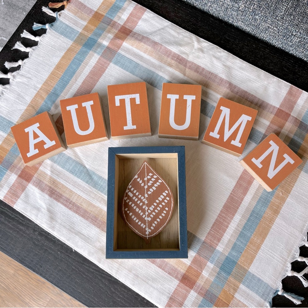 Autumn sign and leaf decor